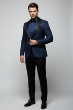 Adrián traje azul pose 1