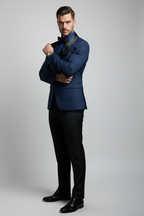 Adrián traje azul pose 2