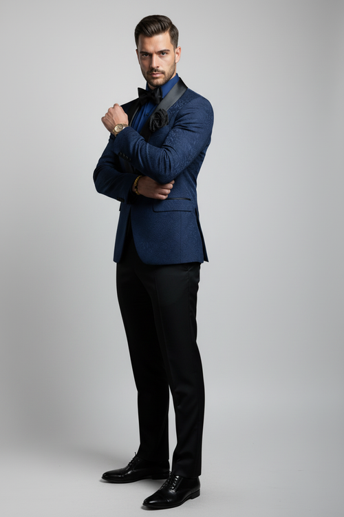 Adrián traje azul pose 2