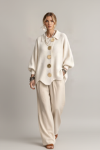 Cardigan blanco caminando