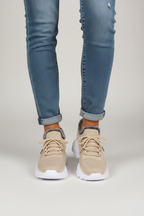 Sneakers beige detalle frontal