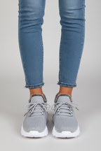 Sneakers grises detalle frontal