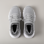 Sneakers grises overhead