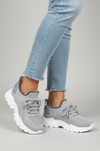 Sneakers grises tres cuartos