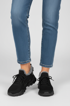Sneakers negras detalle frontal