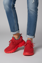 Sneakers rojas detalle frontal