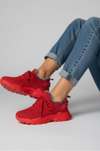 Sneakers rojas pies cruzados
