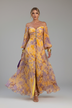 Vestido dorado lila caminando
